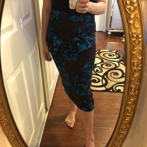 Beautiful floral skirt - Picture 3 of 10